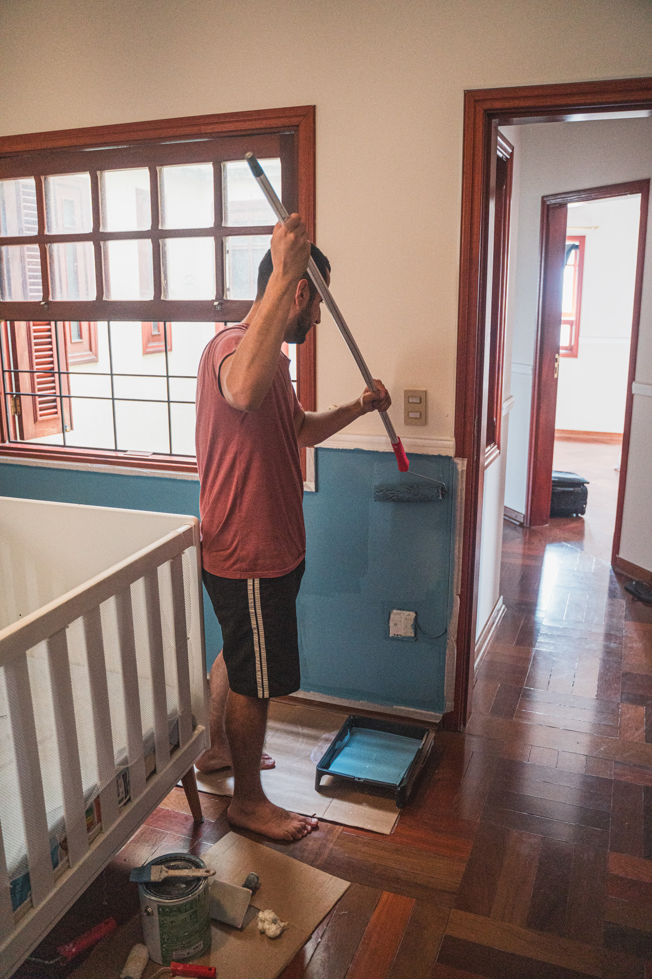 Danilo pintando o quarto do bebê.