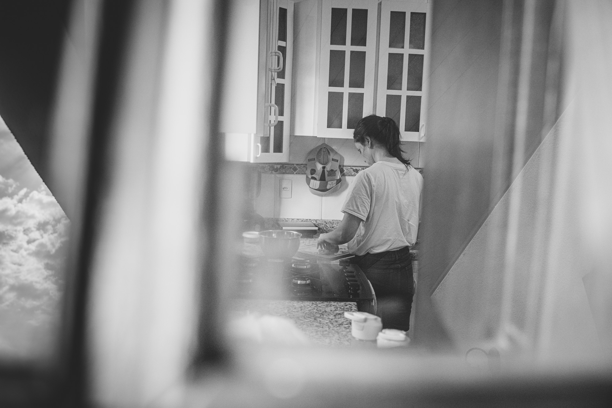 Samara na cozinha da família.