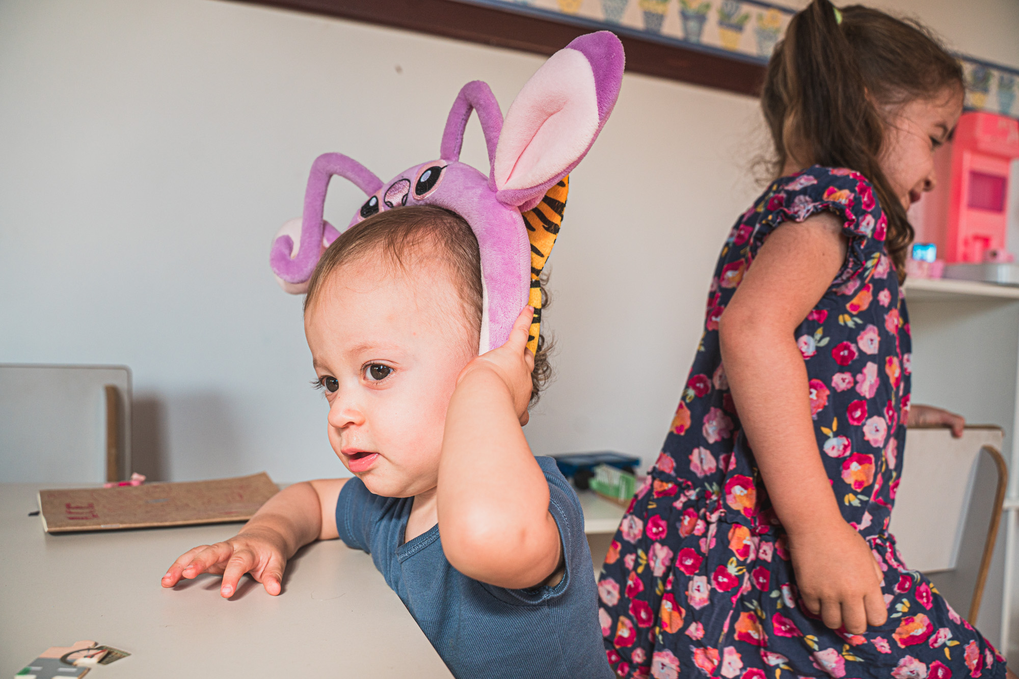 Alice e Levi brincando com orelhinhas de coelho.