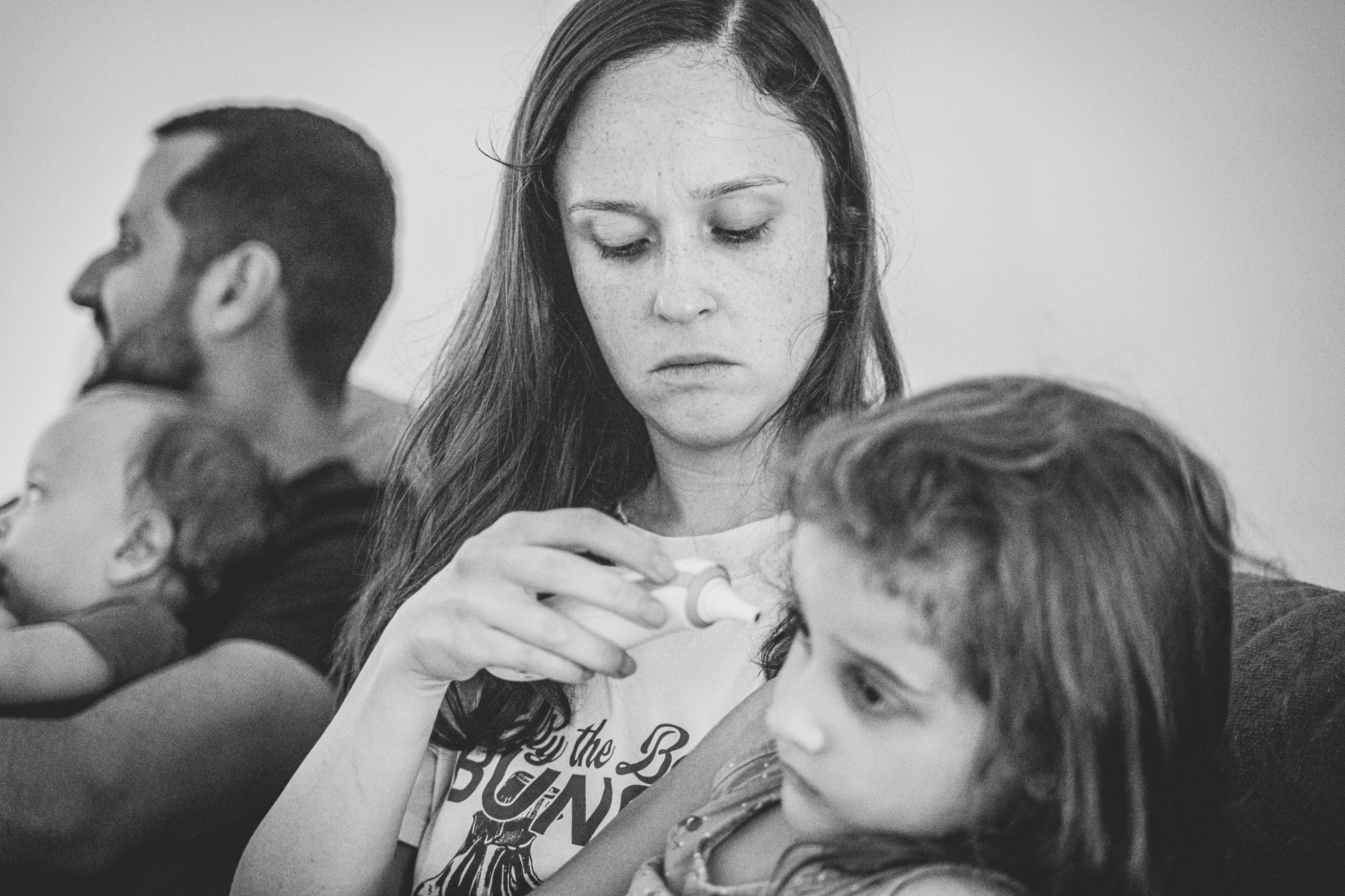 Samara verificando o termômetro da filha.