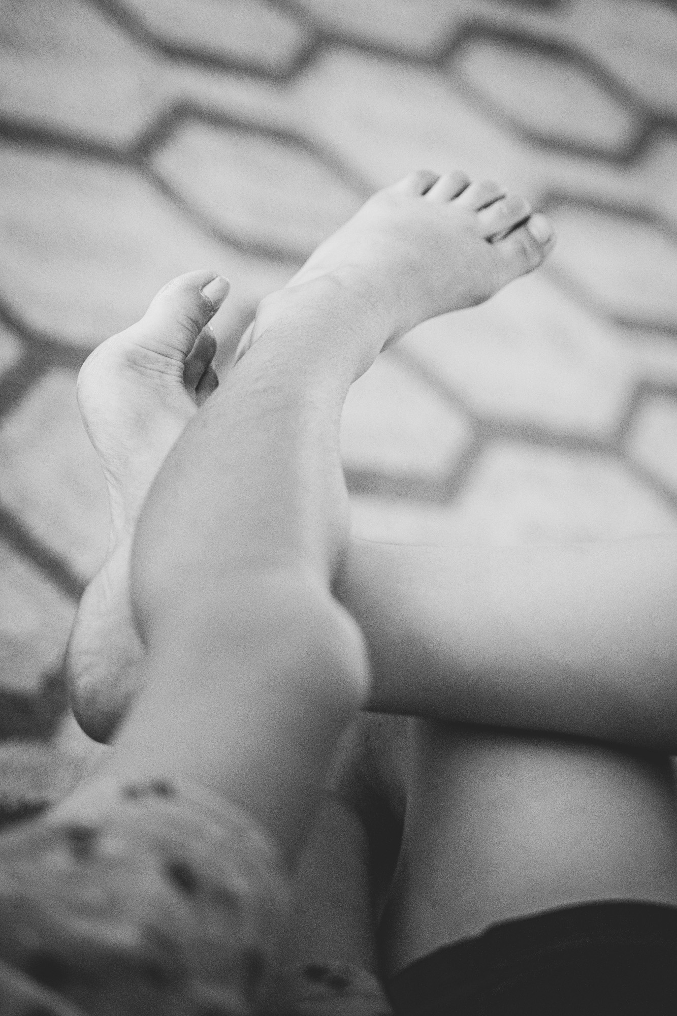 Os pés da mãe e da filha se encontram durante uma história.