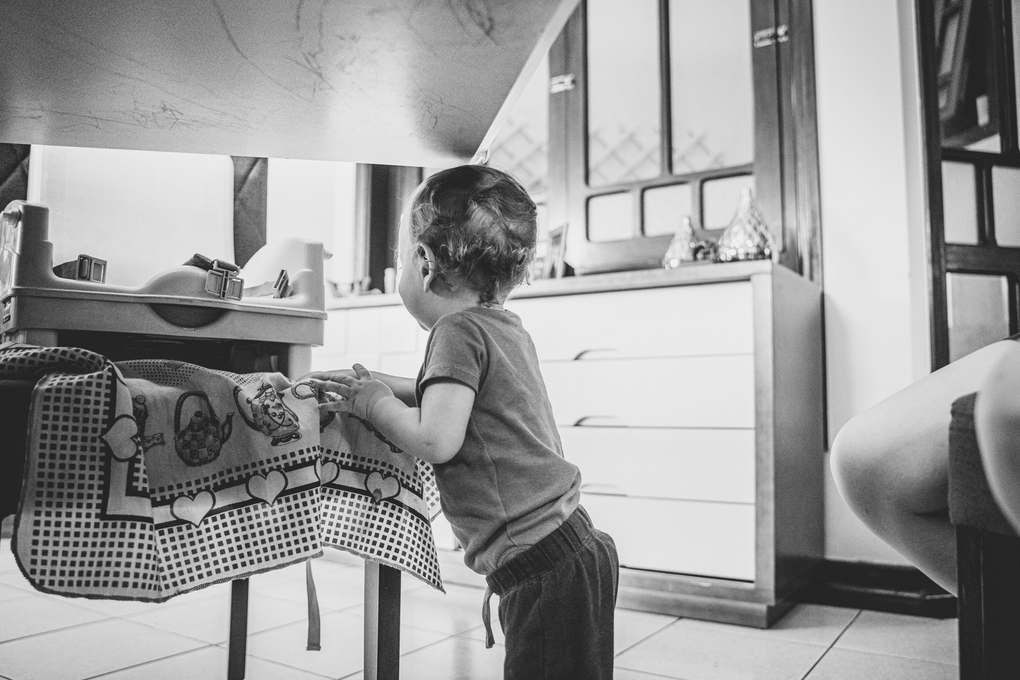 Levi debaixo da mesa com rabiscos.
