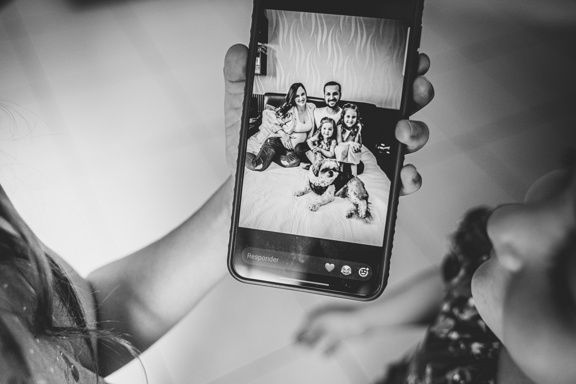 Celular mostrando uma fotografia de Lutero, o cachorro da família.